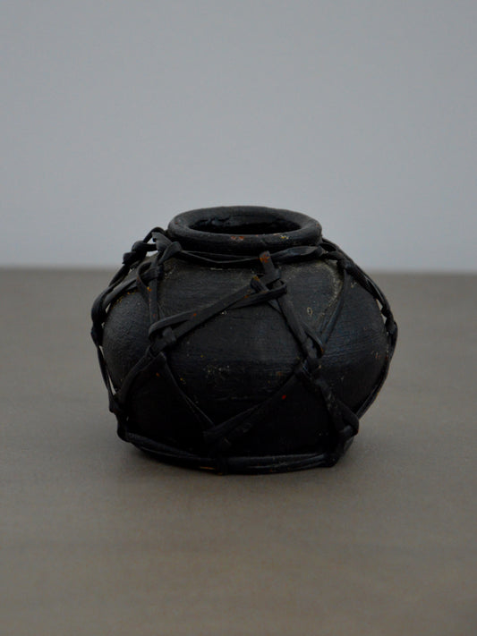 Pot En Métal Et Tressage En Cuir - Design Brutaliste