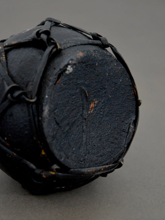 Pot En Métal Et Tressage En Cuir - Design Brutaliste